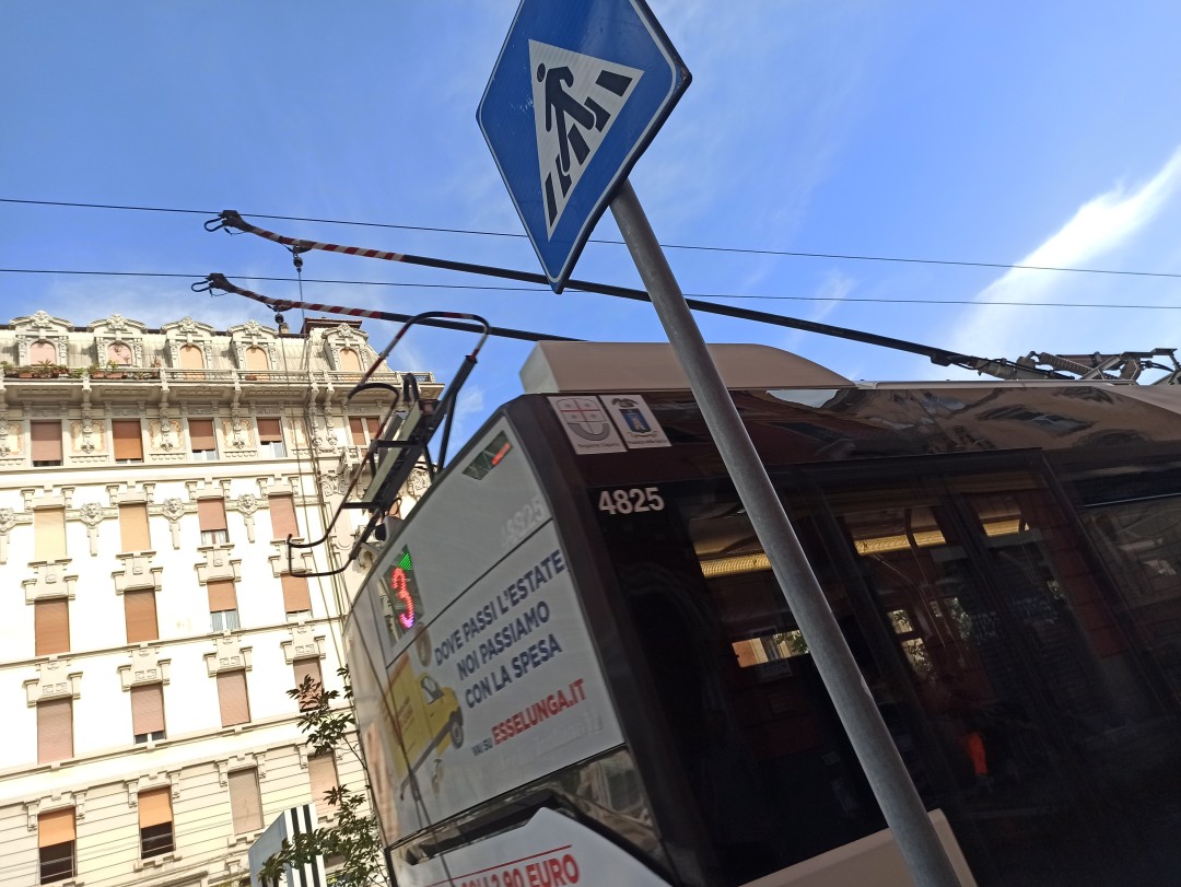 Obus Nr. 825 vom polnischen Typ Solaris Trollino 12 auf der Piazza Guiseppe Verdi